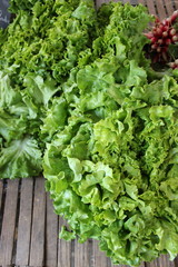 Salade verte fraîche sur le marché