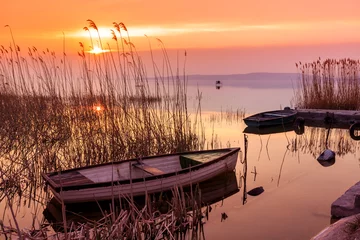 Keuken foto achterwand Pier Zonsondergang op het Balatonmeer met een boot