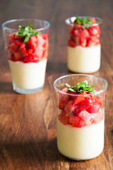 Vanillepudding mit Erdbeeren und Melone