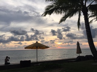 Frau fotografiert Sonnenuntergang