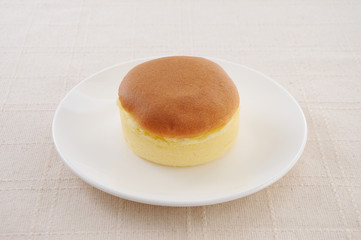 お皿にのせた スポンジケーキ ホットケーキ テーブルクロス