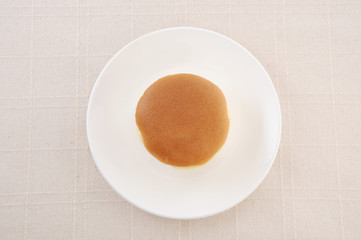 お皿にのせた スポンジケーキ ホットケーキ テーブルクロス
