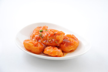 お皿にのせた エビのチリソース エビチリ 中華料理 白背景