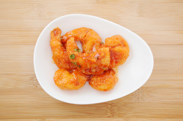 お皿にのせた エビのチリソース エビチリ 中華料理 テーブル
