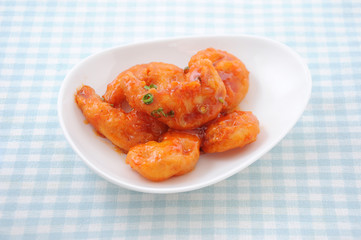 お皿にのせた エビのチリソース エビチリ 中華料理 テーブル
