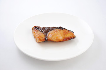 お皿にのせた ぶりの照り焼き 魚料理 白背景