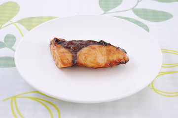 お皿にのせた ぶりの照り焼き 魚料理 テーブル