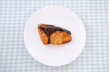 お皿にのせた ぶりの照り焼き 魚料理 テーブル