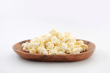 お皿にもった ポップコーン お菓子 白背景