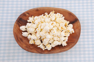 お皿にもった ポップコーン お菓子 テーブル