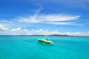 南国の美しいビーチと紺碧の空

