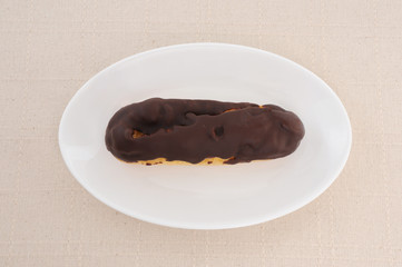 お皿にのせた エクレア シュークリーム フランスのお菓子 テーブル