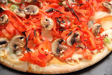 Frische Pizza mit Pilzen