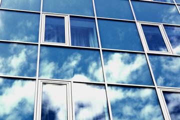 Небо отражается в окнах современного офисного здания