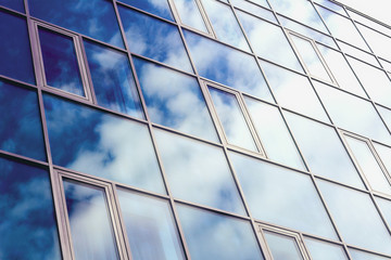 Небо отражается в окнах современного офисного здания