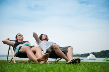 Paar entspannt in der Sonne am See