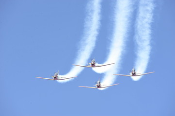 Synchronized flight of 4 planes in the team