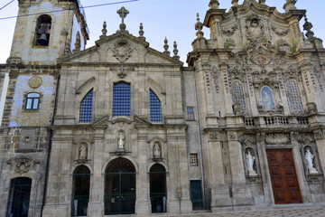 Fototapeta na wymiar Iglesias de las Carmelitas y do Carmo. Oporto . Portugal