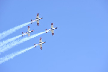 Fototapeta na wymiar Synchronized flight of 4 planes in the team