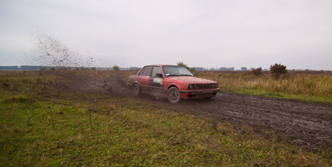 Obraz na płótnie Canvas Red sport car drive on the dirt