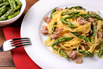 Spaghetti con asparagi e salsiccia