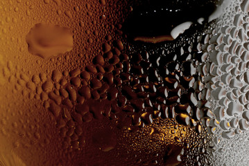 Close-up picture of a beer with bubbles and its foam