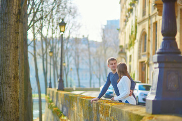 Fototapeta premium Young romantic couple in Paris