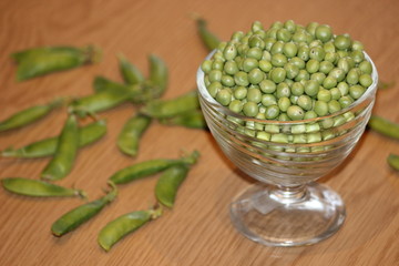 Горох в чаше и на столе
