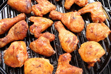 leckere Hühnchenschenkel vom Grill 