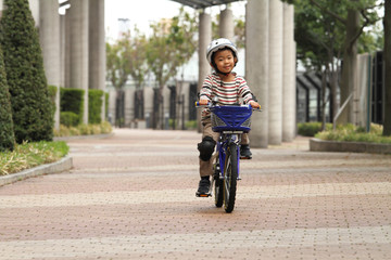 自転車に乗る幼児(5歳児)
