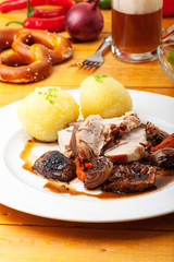 Bayerischer Schweinebraten mit Knödel