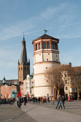 Obraz premium Schifffahrtsmuseum und Lambertus Kirche in Düsseldorf