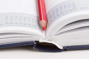 Rotstift und Notebook