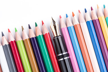 Buntstifte mit Füllfederhalter in der Mitte