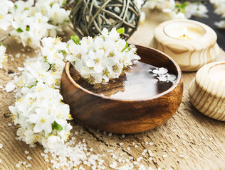 Fototapeta na wymiar White Spa Flower Blossom in a Wooden Water Bowl.Beautiful Spa Tr