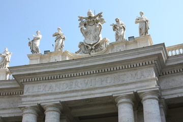 Fototapeta na wymiar サンピエトロ大聖堂の建物の天井に並ぶ彫刻