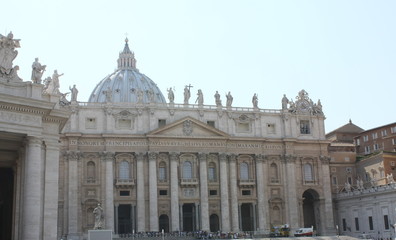 Fototapeta na wymiar サンピエトロ大聖堂の外観