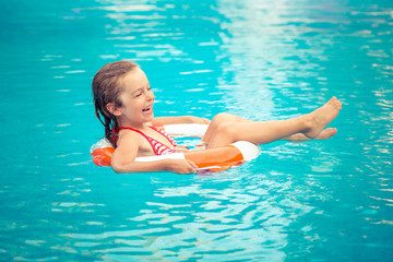 Fototapeta na wymiar Child playing in swimming pool