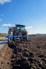 Traktor pflügt mit Volldrehpflug Gülle unter - von hinten © Countrypixel