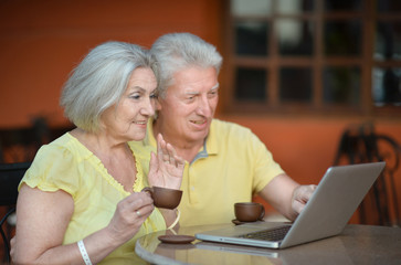  couple sitting with laptop