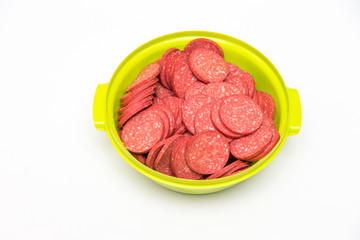 Geschnittene Wurst in grüner Schale