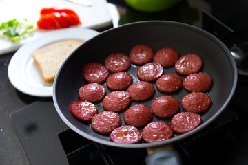 Wurstscheiben in der Pfanne