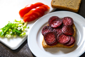 Sandwich mit gebratenen Wurstscheiben