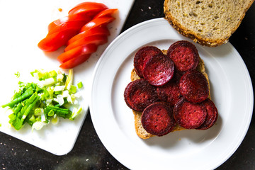 Sandwich mit gebratenen Wurstscheiben