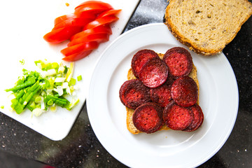 Sandwich mit gebratenen Wurstscheiben