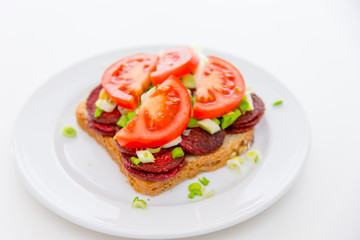 Sandwich mit gebratenen Wurstscheiben