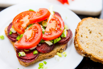 Sandwich mit gebratenen Wurstscheiben