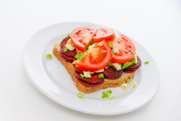 Sandwich mit gebratenen Wurstscheiben
