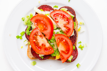 Sandwich mit gebratenen Wurstscheiben