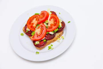 Sandwich mit gebratenen Wurstscheiben